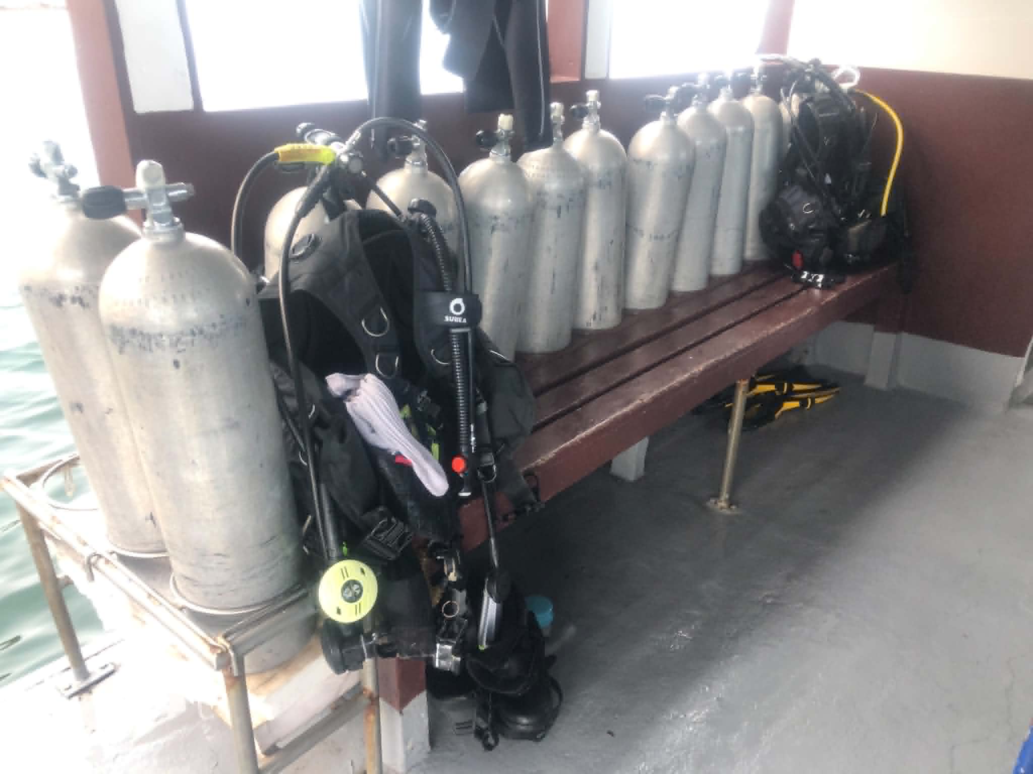 Bouteilles de plongée alignées sur notre bateau