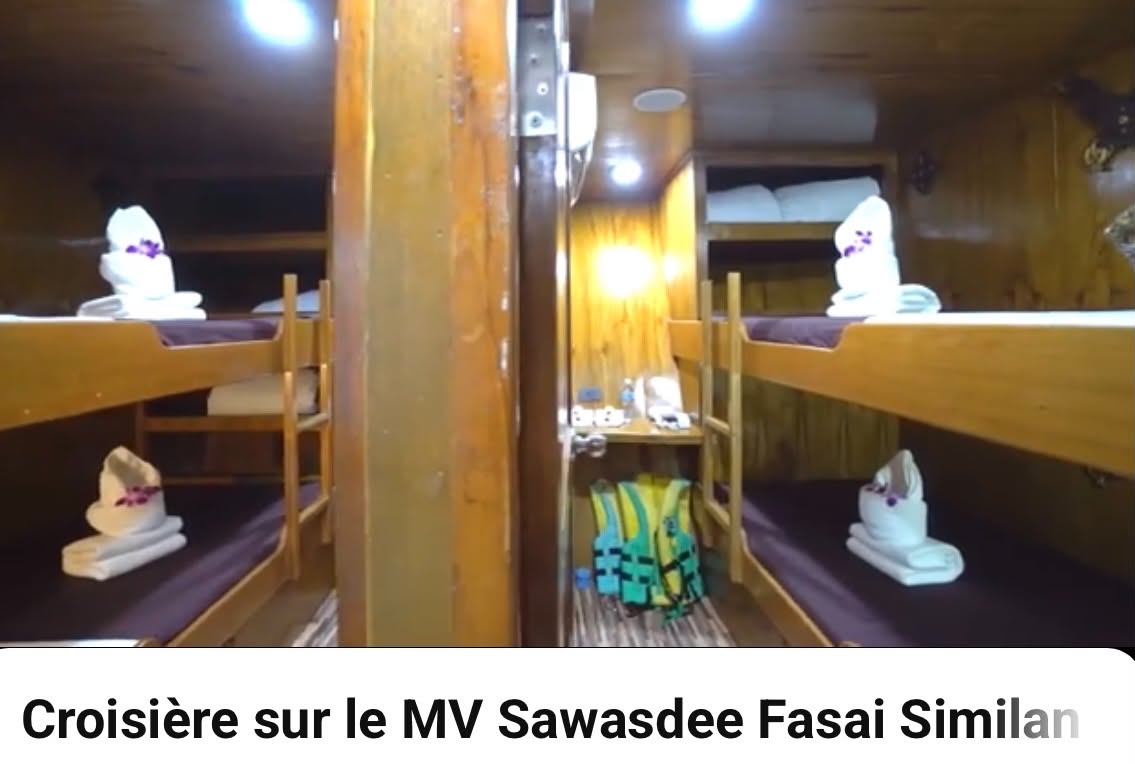 Cabine à couchettes superposées avec gilets de sauvetage